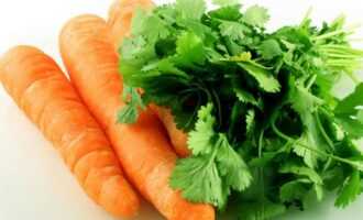 Очистите морковь, петрушку и сельдерей, очистите, промойте и высушите