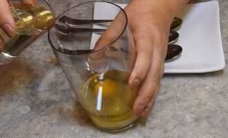 Добавляем растительное и оливковое масло