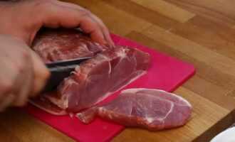 Нарезаем мясо на кусочки толщиной 2 см минимум