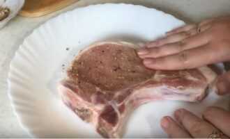 Натираем свиной стейк смесью соли и перца