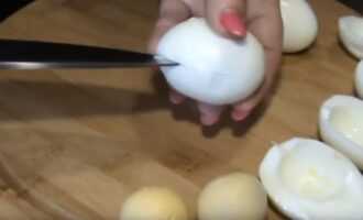 Отваренные и очищенные куриные яйца делим на желтки и белки