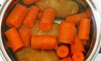 Отварить картофель, морковь, яйца