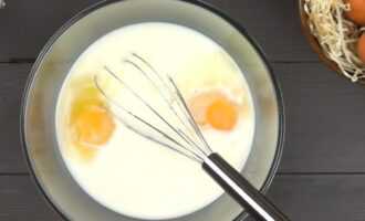 Разбить яйца в миску