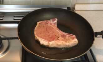 Свиной стейк на сковороде.