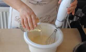 Выливаем столовую ложку подсолнечного масла в тесто