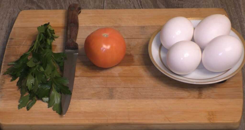 Ингредиенты для яичницы с помидорами