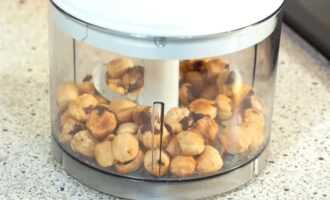 Измельчаем орехи в блендере
