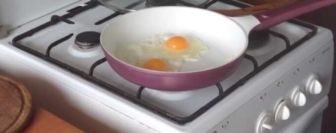 Как приготовить яичницу на сковороде