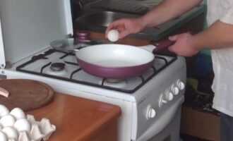 На хорошо разогретую сковороду разбиваем яйца