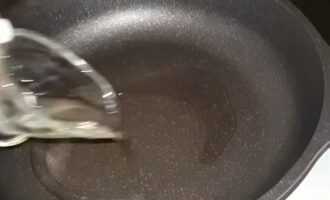 На предварительно разогретую сковородку наливаем масло