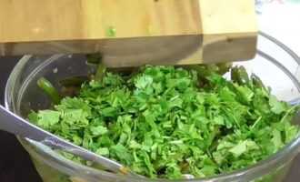 Нарезаем кинзу и добавляем в салат