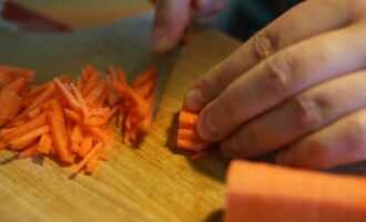 Нарезаем соломкой морковь