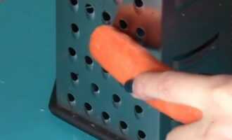 Натереть морковь и сельдерей на терке