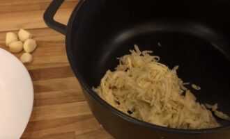 Отправляем картофель в миску где будем смешивать ингредиенты