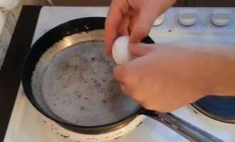 Разбиваем на сковороду яйца