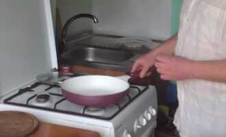 Ставим сковороду на плиту