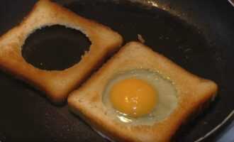В центр хлеба выливаем яйцо