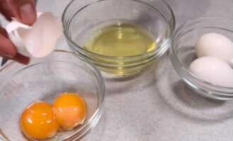 Делим яйца на желток и белок
