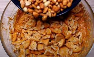 Добавляем арахис к крекеру и смеси из сметаны и вареной сгущенки