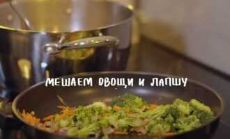 Добавляем брокколи к овощам в сковороду