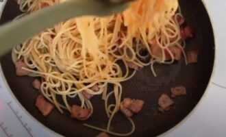 Добавляем спагетти к макаронам в сковороду