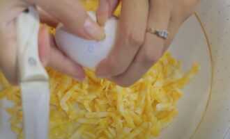 Добавляем в сыр яйцо