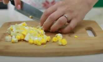 Нарезаем яйца для пирожков