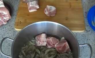 Нарезаем мясо и укладываем на лук