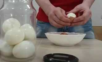 Отварить и почистить яйца