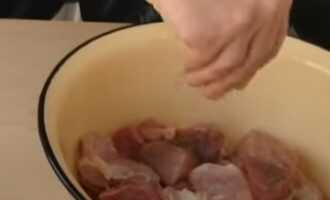 Солим и перчим мясо для шашлыка