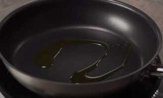 Ставим разогреваться сковороду и наливаем растительное масло