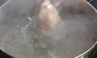 В кипящую воду выкладываем куриное филе