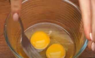 В миске взбиваем 2 яйца