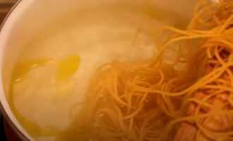 В воду отправляем спагетти из твердых сортов