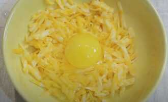Во вторую часть сыра добавляем яйцо
