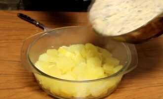 Выкладываем картофель на дно посуды для запекания и выливаем сырную массу