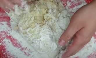 Вымешиваем тесто для пирожков с капустой в духовке
