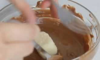 Заготовки для баунти окунаем в шоколад