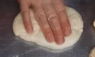 Залепливаем пирожок с картошкой и разглаживаем его руками