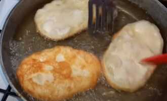 Жарим пирожки с картошкой на среднем огне до золотистой корочки