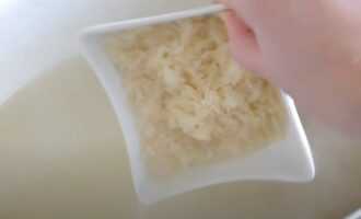 Добавляем рис в процеженный бульон