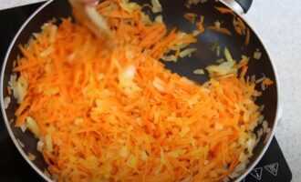 Добавляем в сковороду морковь