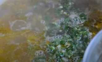 Добавляем зеленую массу в суп