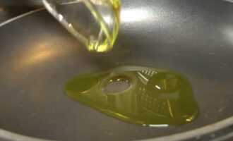 Наливаем на сковороду оливковое масло