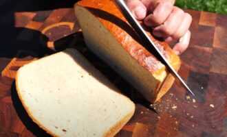 Нарезаем хлеб на порционные куски