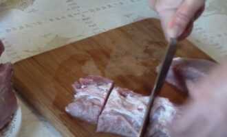 Нарезаем мясо на порционные кусочки