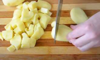 Нарезать картофель кубиками
