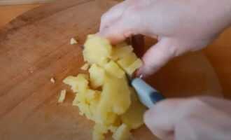 Нарезать картофель кубиком