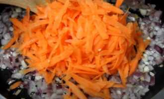 В зажарку добавляем морковь