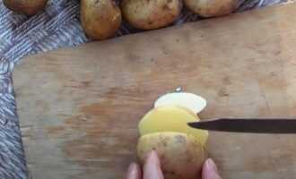 Картофель нарезать кружочками